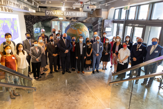 An opening ceremony took place at HKU Stephen Hui Geological Museum with the attendance of various consuls general in Hong Kong and other friends of the museum.